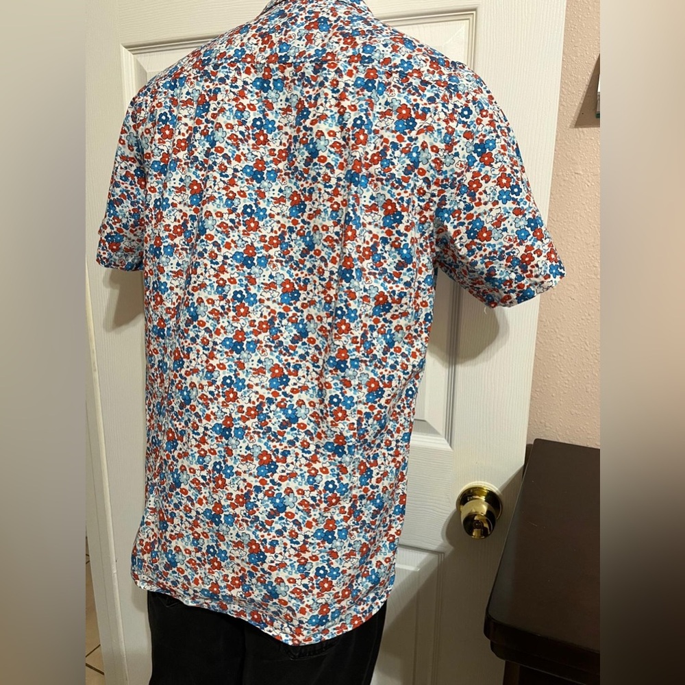 (10) Across the Pond Blue and red floral short sleeve button up shirt - Picture 10 of 16